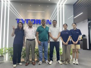 美國(guó)客戶參觀太空人